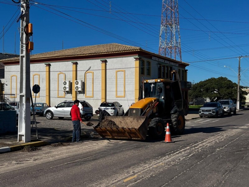 a-equipe-da-secretaria-municipal-de-obras-mantem-a-limpeza-urbana-em-ritmo-acelerado-agora-com-manutencao-na-rua-bento-goncalves